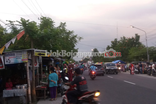 Tradisi Ramadan, Jalan KH M Rosyid Layaknya Pasar Tumpah